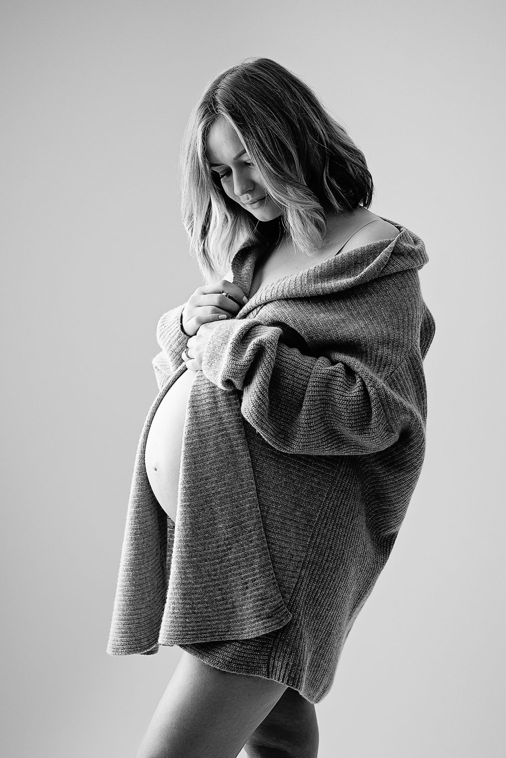 Maternity Photography Simple maternity photo session black and white portraits | Earlsfield portrait photo studio
